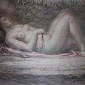 Desnudo con los brazos cruzados